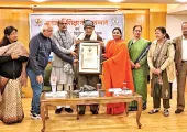 पतंजलि योगपीठ (ट्रस्ट) तथा भारतीय शिक्षा बोर्ड के संयुक्त तत्वाधान में आयोजित सम्मान समारोह में युग पुरुष प्रो. रामदरश मिश्र को ‘पतंजलि शिक्षा गौरव सम्मान’