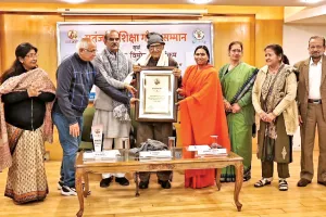 पतंजलि योगपीठ (ट्रस्ट) तथा भारतीय शिक्षा बोर्ड के संयुक्त तत्वाधान में आयोजित सम्मान समारोह में युग पुरुष प्रो. रामदरश मिश्र को ‘पतंजलि शिक्षा गौरव सम्मान’