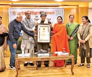 पतंजलि योगपीठ (ट्रस्ट) तथा भारतीय शिक्षा बोर्ड के संयुक्त तत्वाधान में आयोजित सम्मान समारोह में युग पुरुष प्रो. रामदरश मिश्र को ‘पतंजलि शिक्षा गौरव सम्मान’